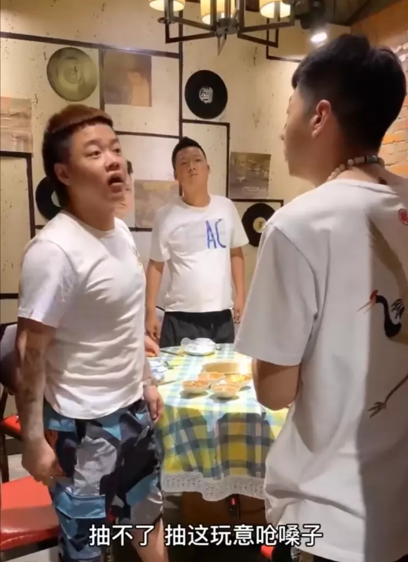 李會(huì)長(zhǎng)街溜子抽華子表情包